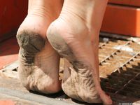 Feet - Anna G - 2012-11-11 Barefoot girl in a short skirt