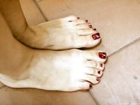 Feet - Anna G - 2012-11-11 Barefoot girl in a short skirt