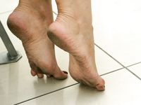 Feet - Anna G - 2012-11-11 Barefoot girl in a short skirt