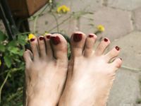 Feet - Anna G - 2012-11-11 Barefoot girl in a short skirt