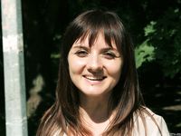 Feet - Anna G - 2012-11-11 Barefoot girl in a short skirt