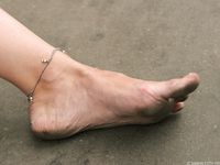 Feet - Anna H - 2013-04-12 Barefoot in a city streets