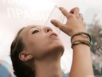 Feet - Anna H - 2013-04-12 Barefoot in a city streets