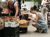 Feet - Anna H - 2013-04-12 Barefoot in a city streets