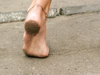 Feet - Anna H - 2013-04-12 Barefoot in a city streets
