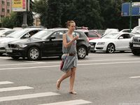 Feet - Anna H - 2013-04-12 Barefoot in a city streets