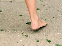 Feet - Anna H - 2013-04-12 Barefoot in a city streets