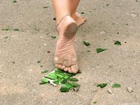 Feet - Anna H - 2013-04-12 Barefoot in a city streets