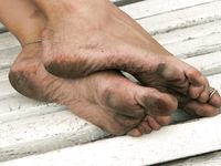 Feet - Anna H - 2013-04-12 Barefoot in a city streets