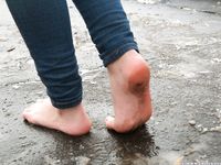 Feet - Anna J - 2016-02-13 In a winter street