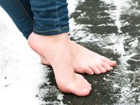 Feet - Anna J - 2016-02-13 In a winter street