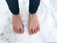 Feet - Anna J - 2016-02-13 In a winter street