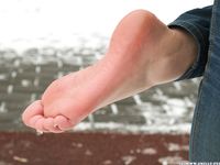 Feet - Anna J - 2016-02-13 In a winter street