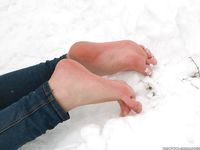 Feet - Anna J - 2016-02-13 In a winter street