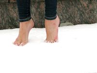Feet - Arina - 2011-03-27 Slender girl walks barefoot in snow