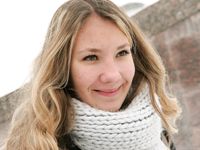 Feet - Arina - 2011-03-27 Slender girl walks barefoot in snow