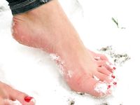 Feet - Arina - 2011-03-27 Slender girl walks barefoot in snow