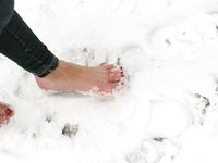 Feet - Arina - 2011-03-27 Slender girl walks barefoot in snow