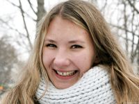 Feet - Arina - 2011-03-27 Slender girl walks barefoot in snow