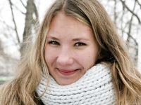 Feet - Arina - 2011-03-27 Slender girl walks barefoot in snow