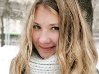 Feet - Arina - 2011-03-27 Slender girl walks barefoot in snow