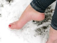 Feet - Arina - 2011-03-27 Slender girl walks barefoot in snow