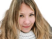 Feet - Arina - 2011-03-27 Slender girl walks barefoot in snow