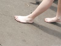 Feet - Asya - 2005-07-02 A barefoot shopping