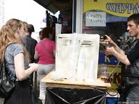 Feet - Asya - 2005-07-02 A barefoot shopping