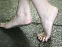 Feet - Asya - 2005-07-02 A barefoot shopping