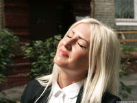 Feet - Daria E - 2012-10-31 Barefoot office girl