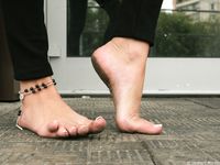 Feet - Daria E - 2012-10-31 Barefoot office girl