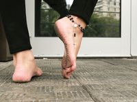 Feet - Daria E - 2012-10-31 Barefoot office girl