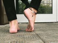 Feet - Daria E - 2012-10-31 Barefoot office girl