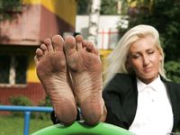 Feet - Daria E - 2012-10-31 Barefoot office girl