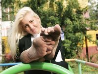 Feet - Daria E - 2012-10-31 Barefoot office girl