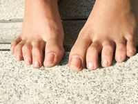 Feet - Daria F - 2013-11-22 Slender beauty in shorts