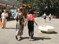 Feet - Daria G + Unknown ginger beauty - 2014-09-18 Barefoot beauty with her friend