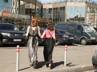 Feet - Daria G + Unknown ginger beauty - 2014-09-18 Barefoot beauty with her friend