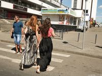 Feet - Daria G + Unknown ginger beauty - 2014-09-18 Barefoot beauty with her friend