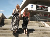 Feet - Daria G + Unknown ginger beauty - 2014-09-18 Barefoot beauty with her friend