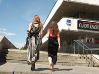 Feet - Daria G + Unknown ginger beauty - 2014-09-18 Barefoot beauty with her friend