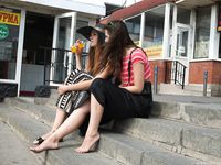 Feet - Daria G + Unknown ginger beauty - 2014-09-18 Barefoot beauty with her friend