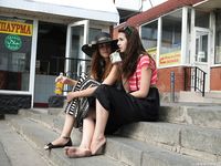 Feet - Daria G + Unknown ginger beauty - 2014-09-18 Barefoot beauty with her friend