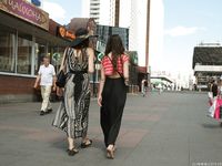 Feet - Daria G + Unknown ginger beauty - 2014-09-18 Barefoot beauty with her friend