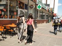 Feet - Daria G + Unknown ginger beauty - 2014-09-18 Barefoot beauty with her friend