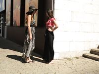 Feet - Daria G + Unknown ginger beauty - 2014-09-18 Barefoot beauty with her friend