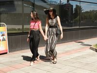 Feet - Daria G + Unknown ginger beauty - 2014-09-18 Barefoot beauty with her friend