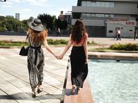 Feet - Daria G + Unknown ginger beauty - 2014-09-18 Barefoot beauty with her friend