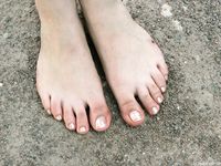 Feet - Dina A - 2010-07-15 Two pretty girls